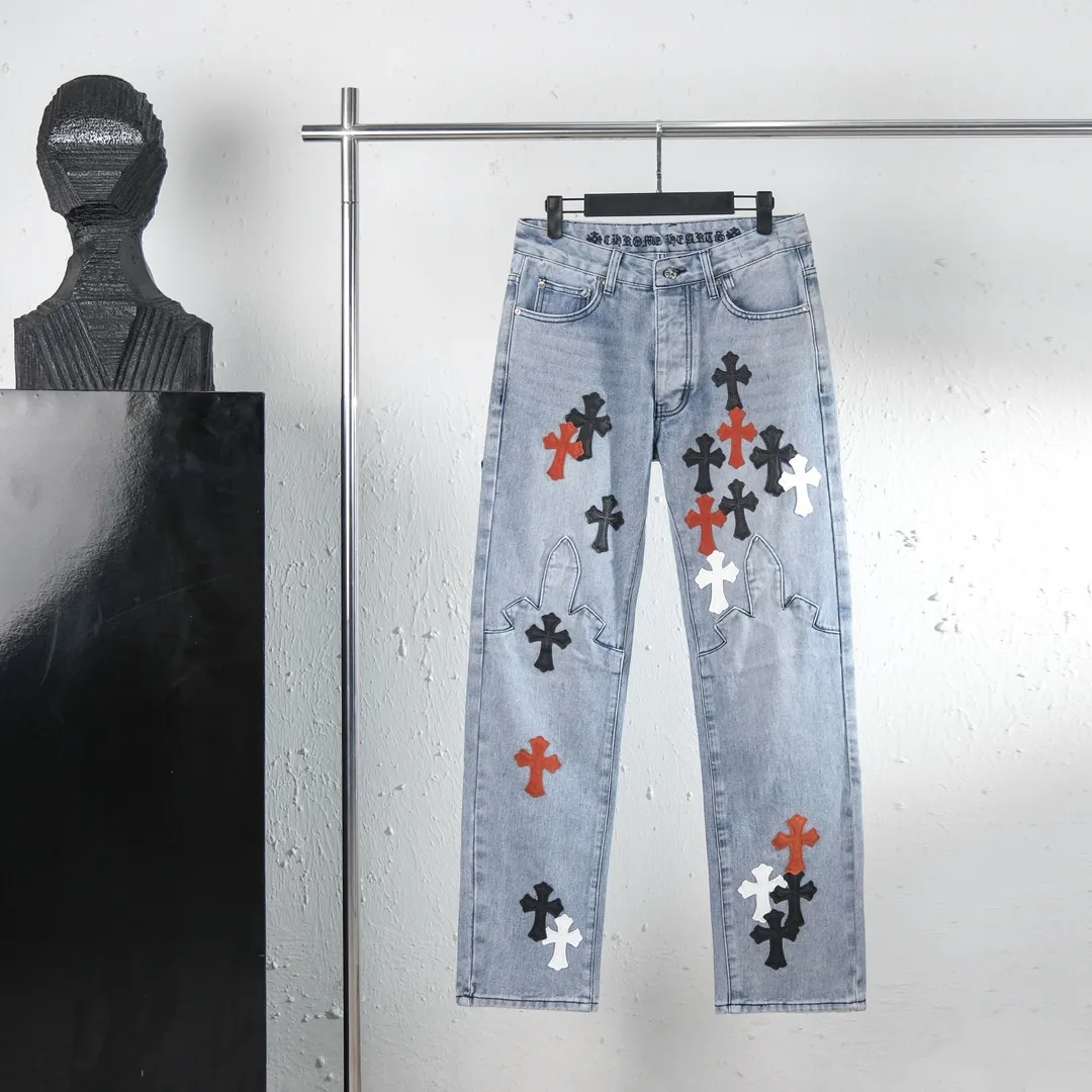 P290 (top version) Chrome hearts new city-limited flame blue jeans Chrome hearts city-limited jeans Hardware customization Original development vintage levis American-made 501 black and gray base version Levi's American-made 501 base version Imported sheepskin 925 silver remake [Top heavy industry fashion design] Consistently high-street luxury style. Speaking of this style, the Zangyin family and GU family are definitely the leading representative brands. Especially the Zangyin family has really achieved a state-of-the-art effect in creating high-street style. The unique washed material is used to create this style. The color system is already quite eye-catching. After it is decorated with patchwork cross flowers, it cleverly highlights the charm of the brand. Secondly, this style uses classic The high-waist cutting design highlights the long legs and fashionable temperament of the upper body. The brand is highly recognizable and the slim fit configuration is more suitable for daily wear. It is a product that interprets personality, fashion, and specifications at a glance. This single product is enough to make any fan excited. It can be a white T-shirt for a youthful college style, or a tight suspender for a royal style. It has strong matching ability and can be easily controlled by men.  [Materials and craftsmanship] Needless to say, this point goes without saying. As an excellent craftsman brand, Zangyin’s requirements for details and craftsmanship are really perfect. The washed color of this model has gone through so many processes, not to mention the embellishment of denim appliques. It is also purely hand-made and sewn. Just like what they believe in, only hand-made things have soul and have the meaning of wear. A top-notch heavy-duty fashionable denim item, I look forward to your perfect interpretation! !  Color: Blue Size: S M L XL